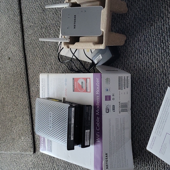 NETGEAR N600 Modem/Router and AC1200 Range Extender - Picture 7 of 9